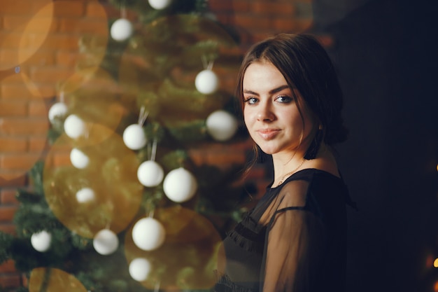 Signora vicino a un albero di Natale.