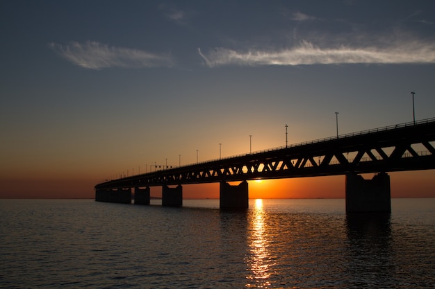 Silhouette del ponte Öresundsbron sull'acqua