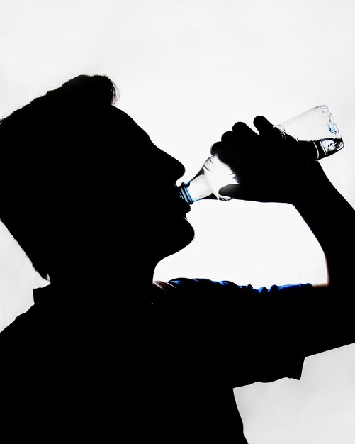 Silhouette di acqua potabile dell&#39;uomo