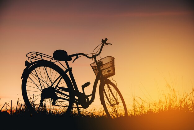 Silhouette di bici d&#39;epoca al tramonto