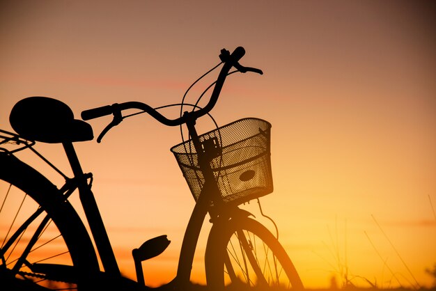 Silhouette di bici d&#39;epoca al tramonto