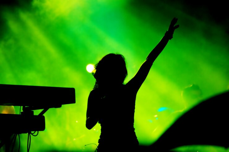 Foto gratuito silhouette di donna che canta su sfondo verde