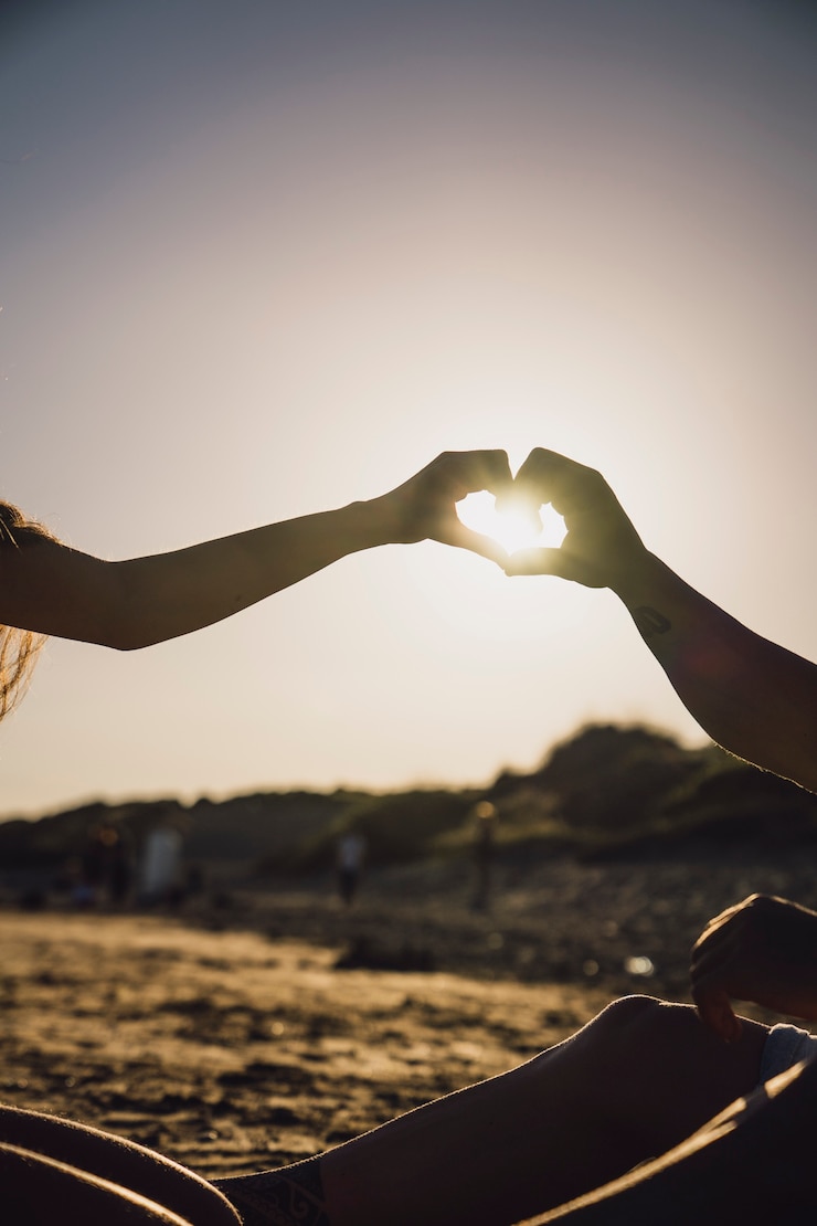 Foto gratuito silhouette di mani che formano il cuore