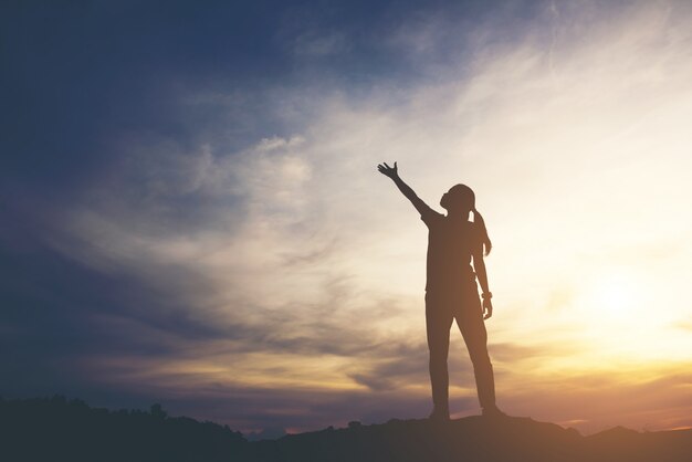 Silhouette di persone felici