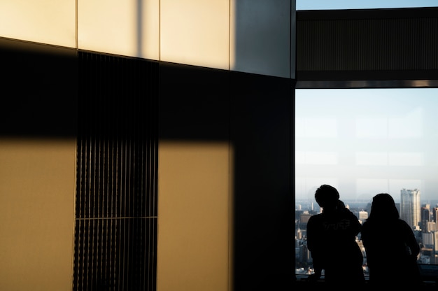 Silhouette di persone in città