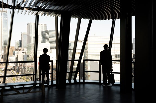 Silhouette di persone in città