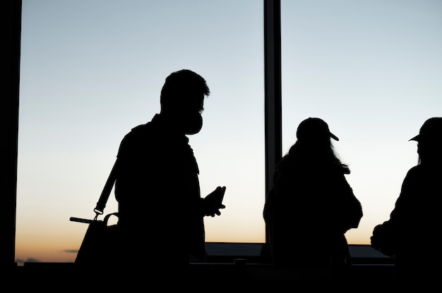 Silhouette di persone in città