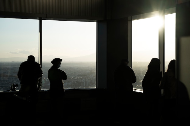 Silhouette di persone in città