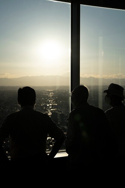 Silhouette di persone in città