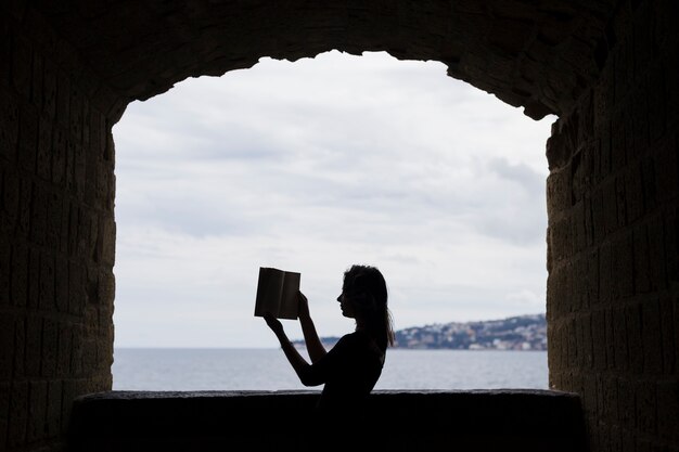 Silhouette ragazza con un libro