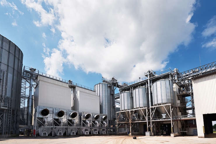 Foto gratuito silos agricoli. esterno dell'edificio.