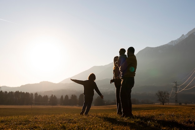 Siluetta della famiglia del colpo pieno in natura