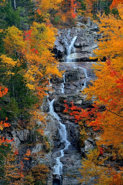 Silver Cascade Falls con fogliame autunnale nell'area del New England.