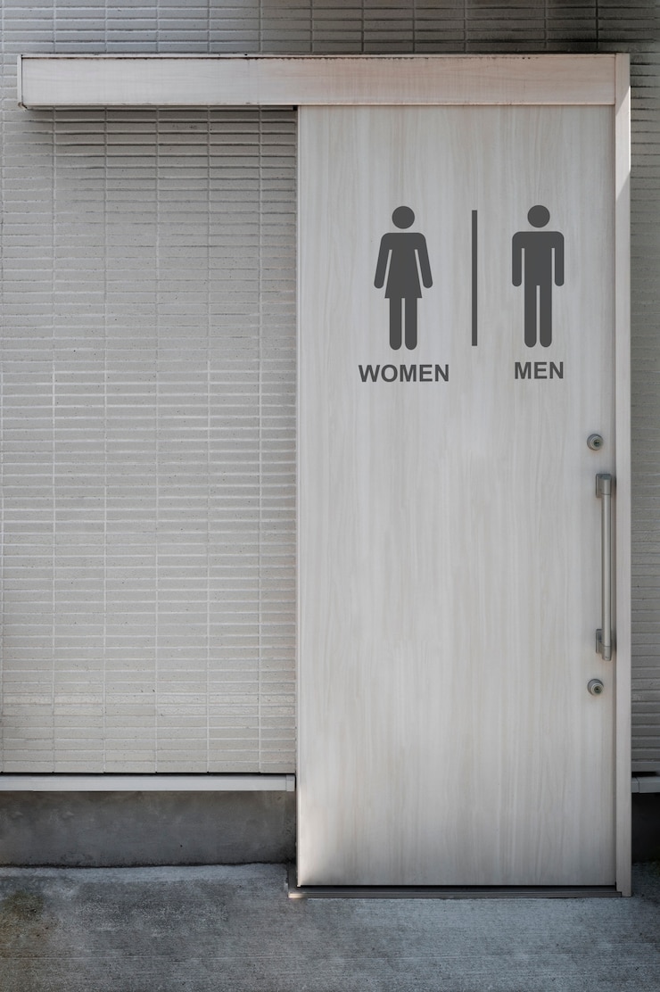 Foto gratuito simboli bagno per uomini e donne
