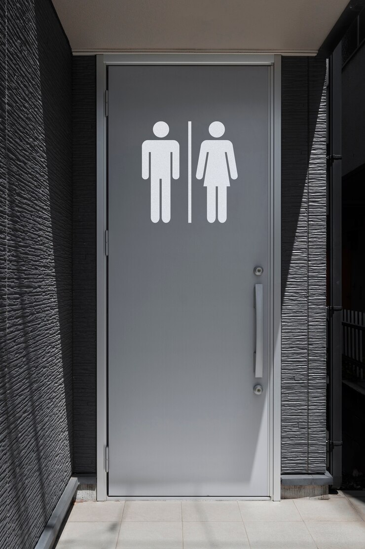 Foto gratuito simboli del bagno sulla porta metallica