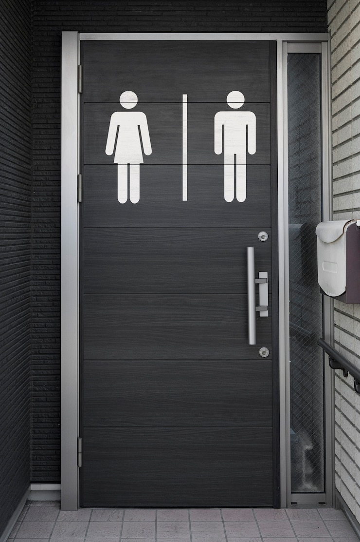 Foto gratuito simboli del bagno sulla porta scura