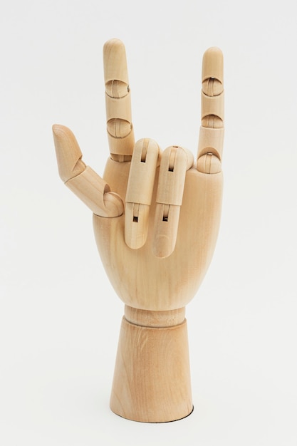 Simbolo di amore di manifestazione della mano di legno su bianco sporco