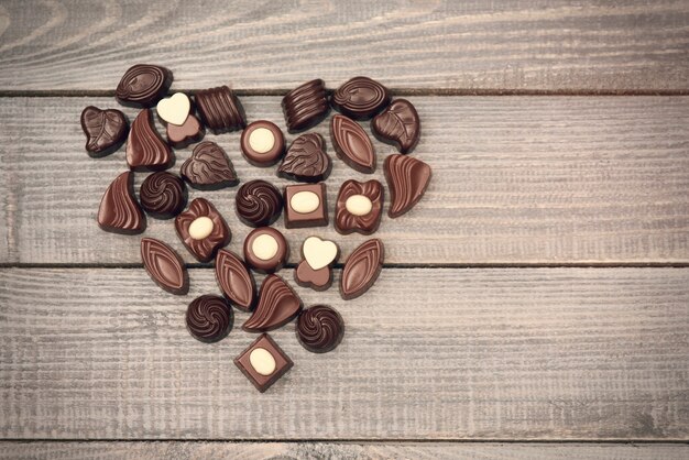 Simbolo di amore pieno di caramelle al cioccolato