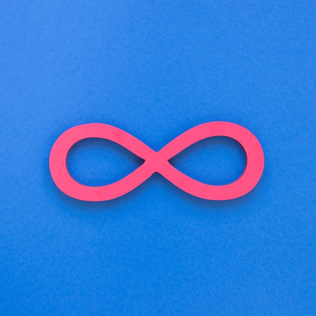 Simbolo rosa infinito su sfondo blu