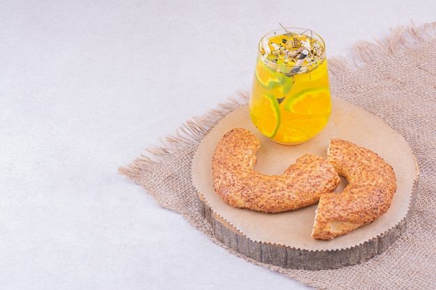 Simit turco in un vassoio con un bicchiere di limonata.