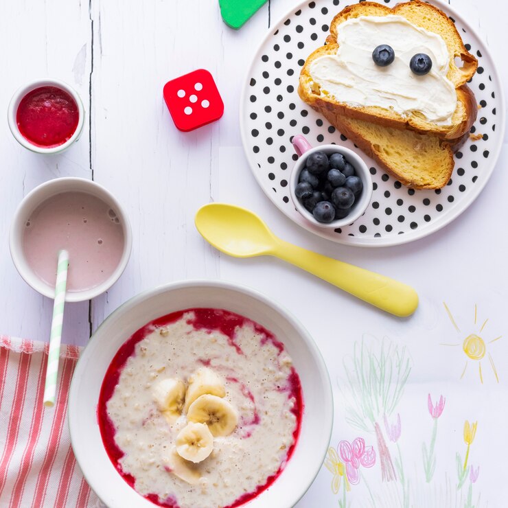 Foto gratuito simpatica colazione per bambini, toast al formaggio cremoso e mirtilli