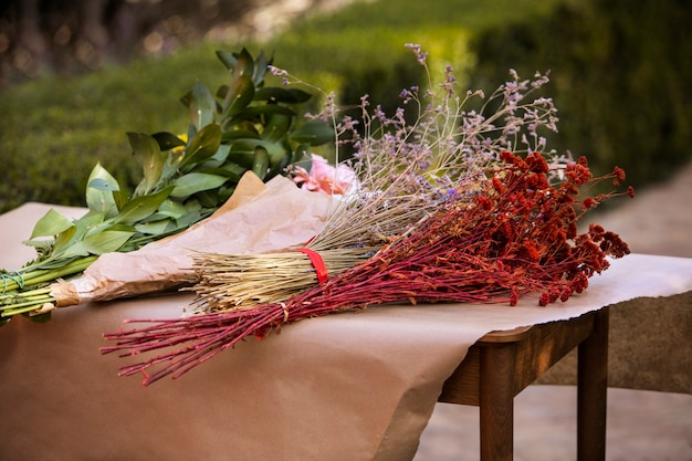 Simpatica composizione di mazzi di fiori