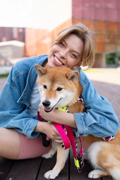 Simpatico animale domestico shiba inu con la famiglia