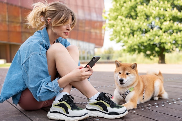 Simpatico animale domestico shiba inu con la famiglia