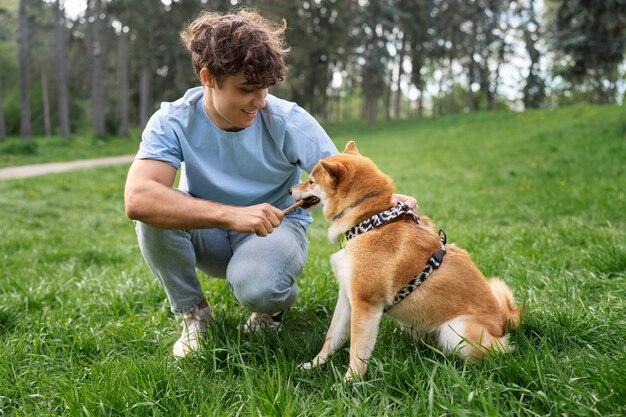 Simpatico animale domestico shiba inu con la famiglia