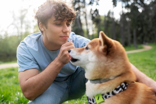 Simpatico animale domestico shiba inu con la famiglia