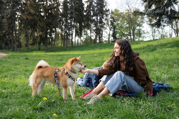 Simpatico animale domestico shiba inu con la famiglia