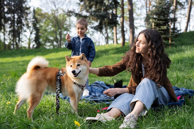 Simpatico animale domestico shiba inu con la famiglia