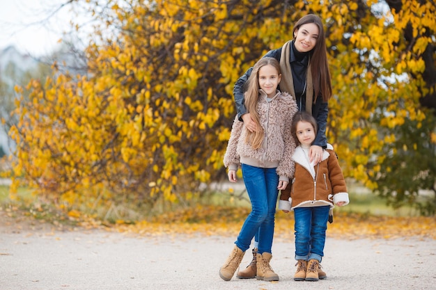 simpatico ritratto di famiglia all'aperto