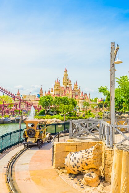 SINGAPORE - 20 LUGLIO: turisti e visitatori del parco a tema fotografare la grande fontana rotante del globo di fronte a Universal Studios il 20 luglio 2015 in isola di Sentosa, Singapore