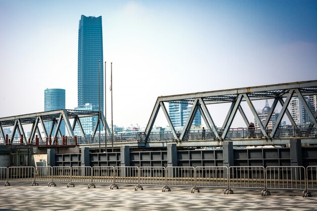 Situato a Shanghai, cento anni fa, il ponte d&#39;acciaio.