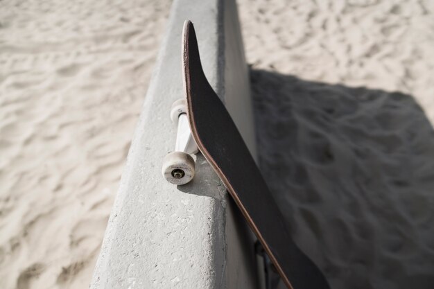 Skateboard ad alto angolo in spiaggia