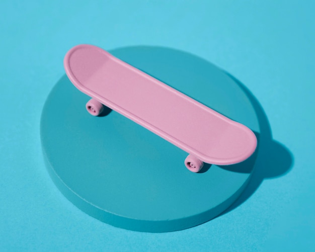 Skateboard rosa ad alto angolo su sfondo blu