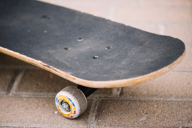 Skateboard sul pavimento