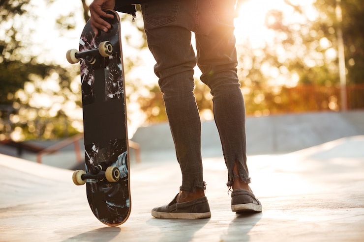 Foto gratuito skateboarder giovane africano