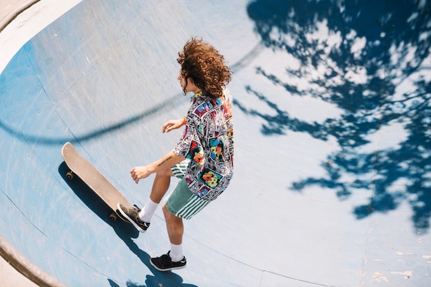 Skateboarder in rampa