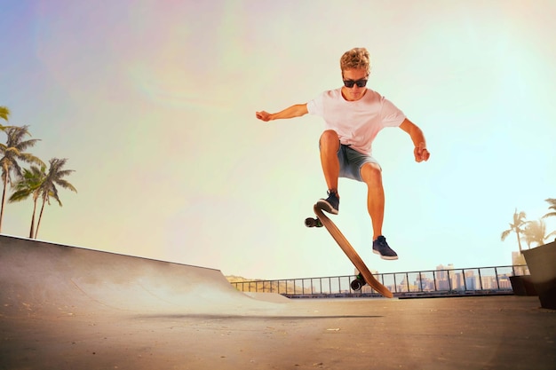 Skateboarder sta eseguendo acrobazie