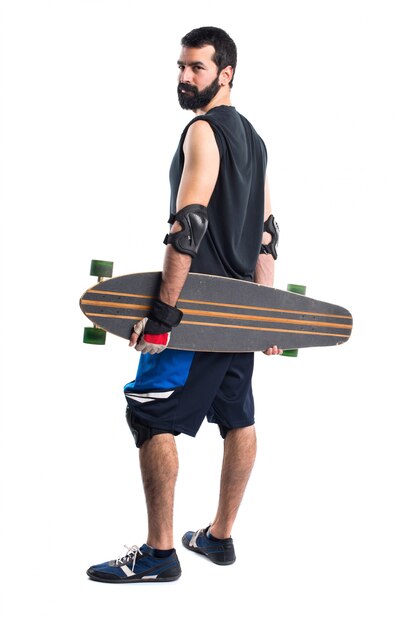 Skater con protezioni di sicurezza