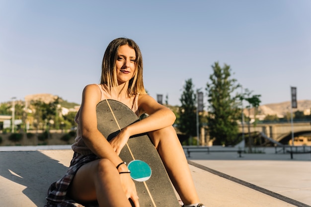 Skater ragazza in ambiente urbano