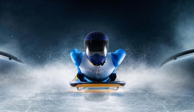 Skeleton sport Bobsled Luge L'atleta scende su una slitta su una pista di ghiaccio