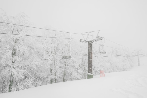 Ski lift sopra la neve montagna in stazione sciistica.