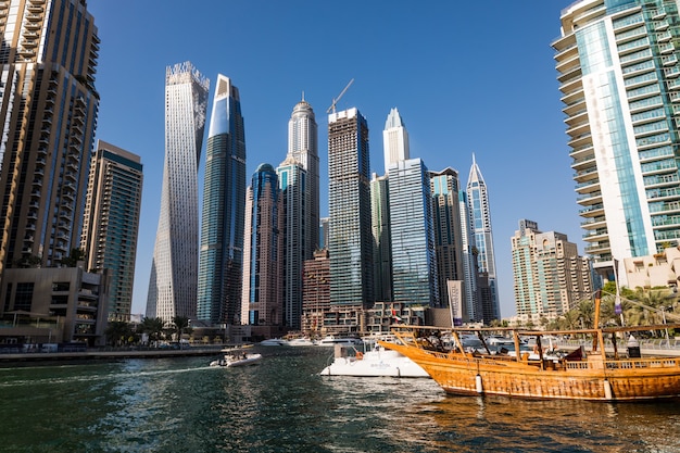 Skycrapers a Dubai Marina. Marina di Dubai alle luci del paesaggio urbano di notte notte