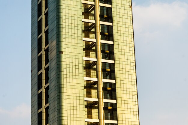 Skycrapers alti e colorati con un bel cielo blu sullo sfondo.