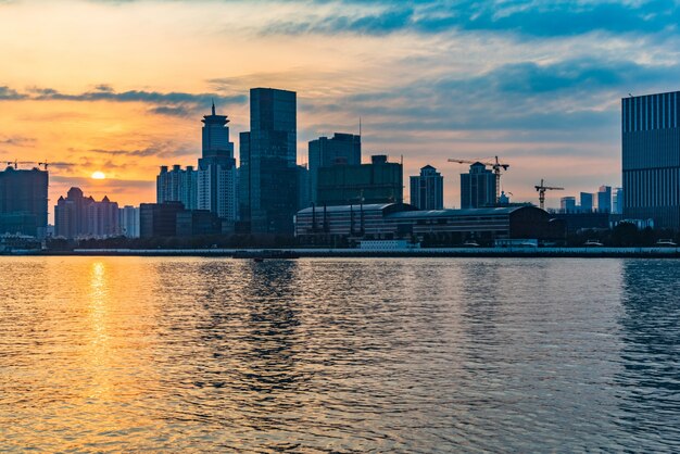 Skyline della città dal fiume contro il cielo nuvoloso