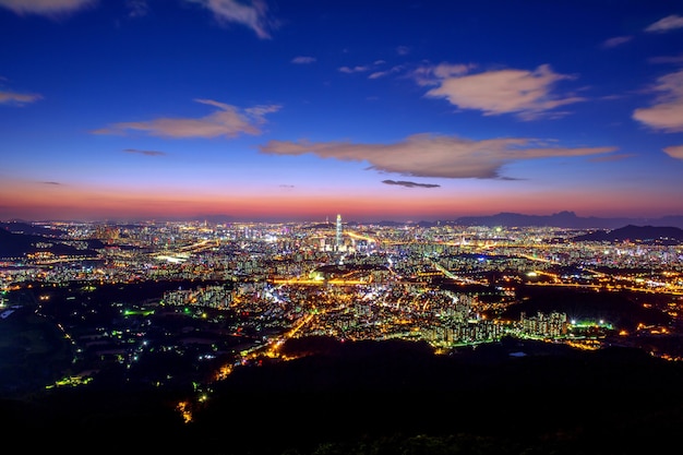 Skyline della Corea del Sud di Seoul, la migliore vista della Corea del Sud con il centro commerciale Lotte World presso la fortezza di Namhansanseong