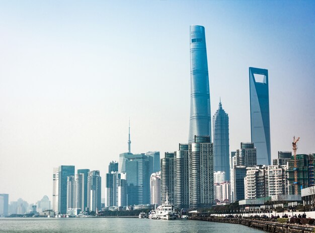 Skyline di Shanghai in giornata di sole, Cina